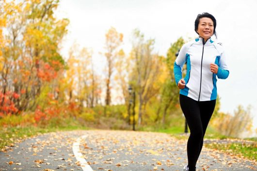 Thường xuyên vận động nhưng đừng cho tiết mồ hôi khiến dương khí tổn.